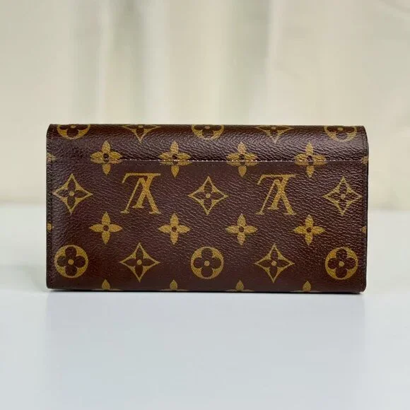 Louis Vuitton Monogram Canvas Wallet with Classic LV Logo Design - Picture 2 of 8